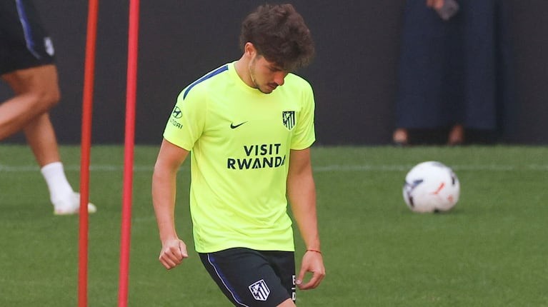 Julián Álvarez suma su tercer día consecutivo de ausencia y su futuro pende de un hilo en el umbral del cierre del mercado