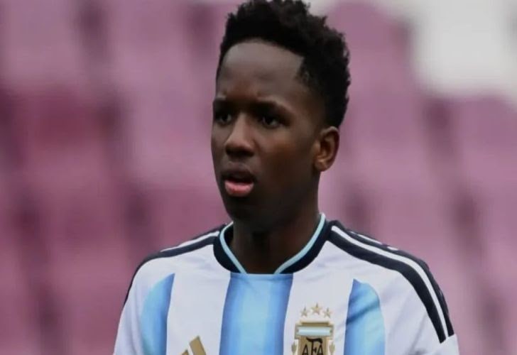 El terremoto que lo trajo y el fútbol que lo eligió: Stephen «Kiki» Ramos, el haitiano que viste la albiceleste