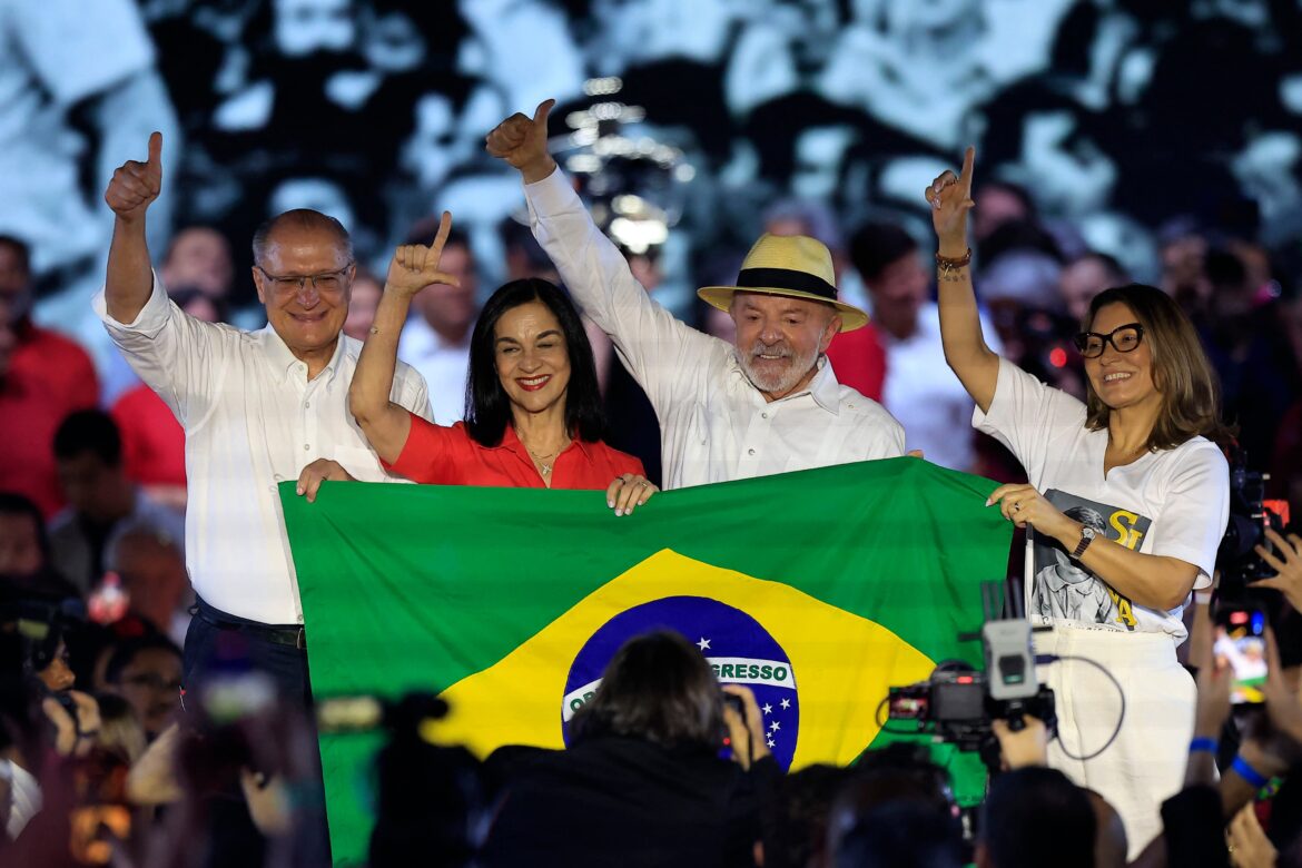Lula se viste de «Pelé» y promete una «guerra a muerte» en su séptima contienda electoral