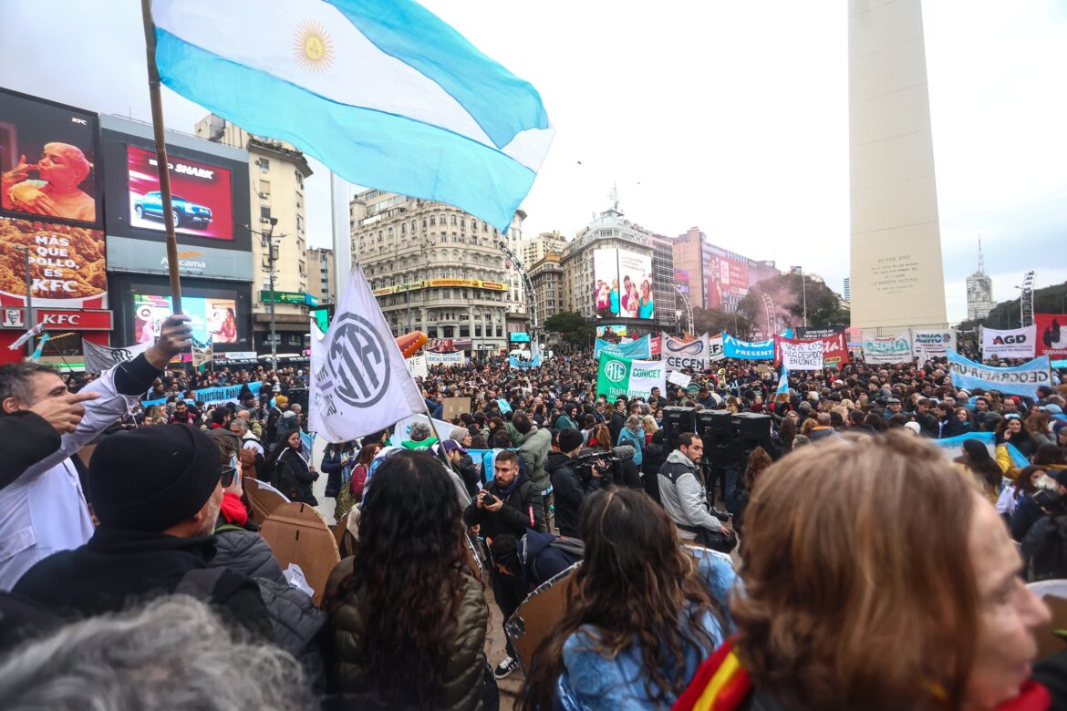 El grito de la Ciencia: multitudinaria movilización frente al Obelisco contra el desmantelamiento de la investigación en Argentina