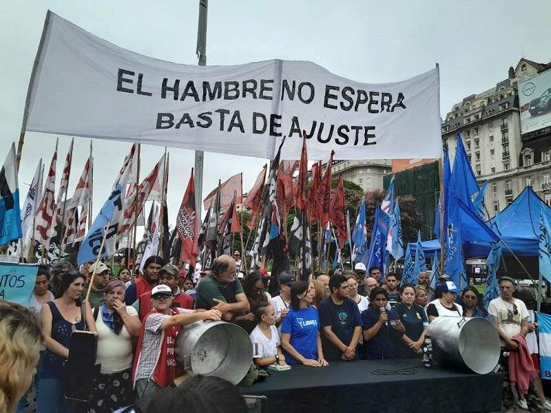 Bajo el peso de los intereses: organizaciones sociales y sindicatos marchan al Palacio de Hacienda contra la usura y el endeudamiento crónico