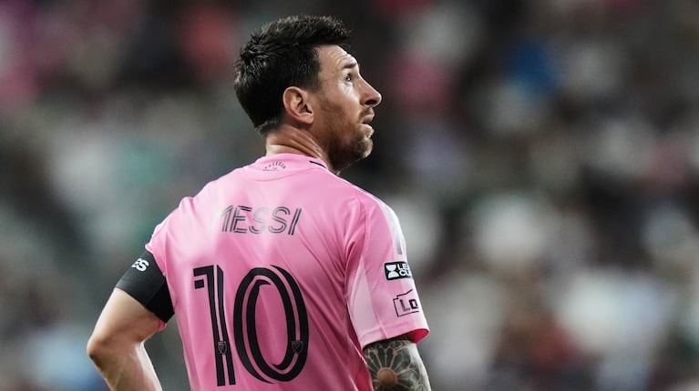 El regreso más conmovedor: Messi jugó horas después del fallecimiento de su padre y Casemiro lo coronó como un ejemplo de compromiso absoluto