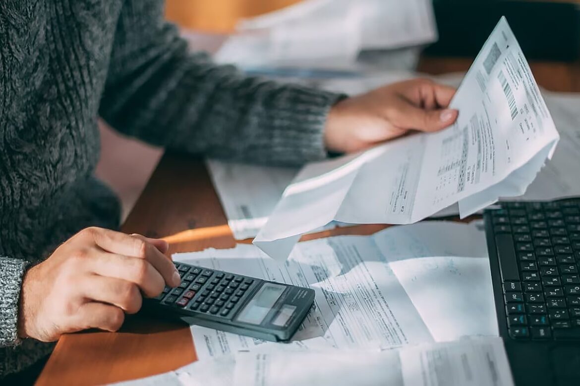 El peso de la deuda: 19,6 millones de argentinos atrapados en un torbellino financiero que golpea a uno de cada cuatro