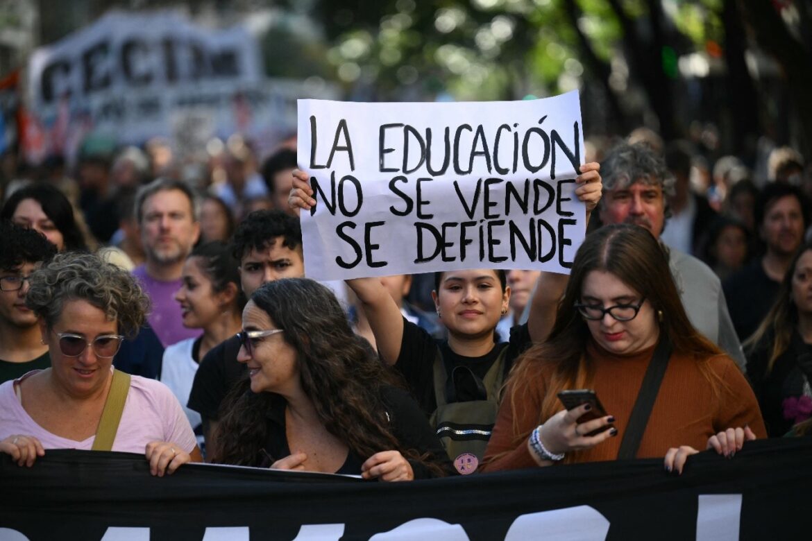 La tensión en la educación superior se intensifica: el Gobierno nacional desoye el reclamo salarial y los gremios universitarios avanzan con una huelga que promete sacudir el calendario académico.