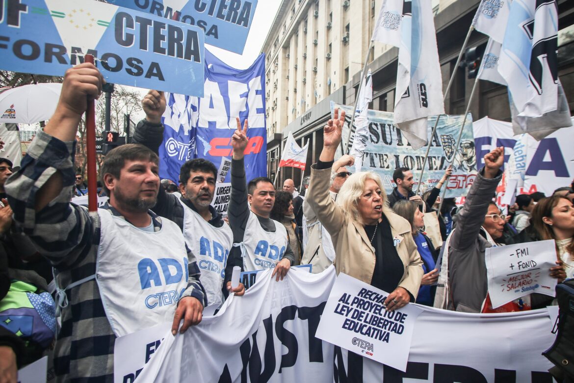 La Estrategia del Garrote Oficial y el Desafío Docente: Multitudinario Acatamiento al Paro Tras la Amenaza de Inspecciones Aleatorias
