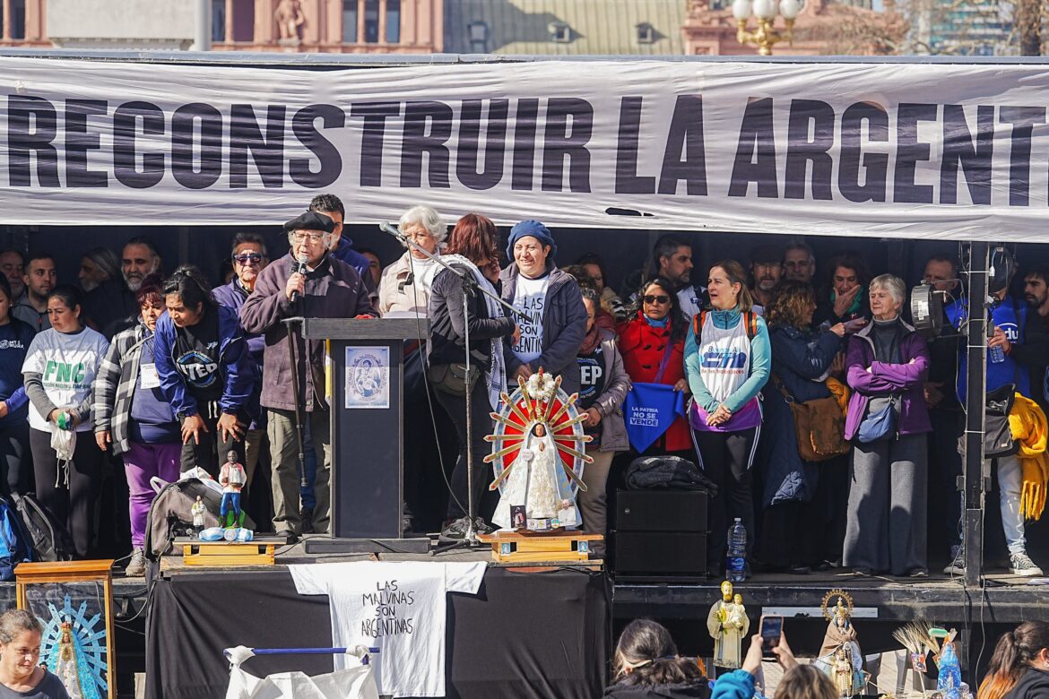 Una multitud marchó por «Paz, Pan, Tierra, Techo y Trabajo» en una jornada de unidad popular que colmó Plaza de Mayo