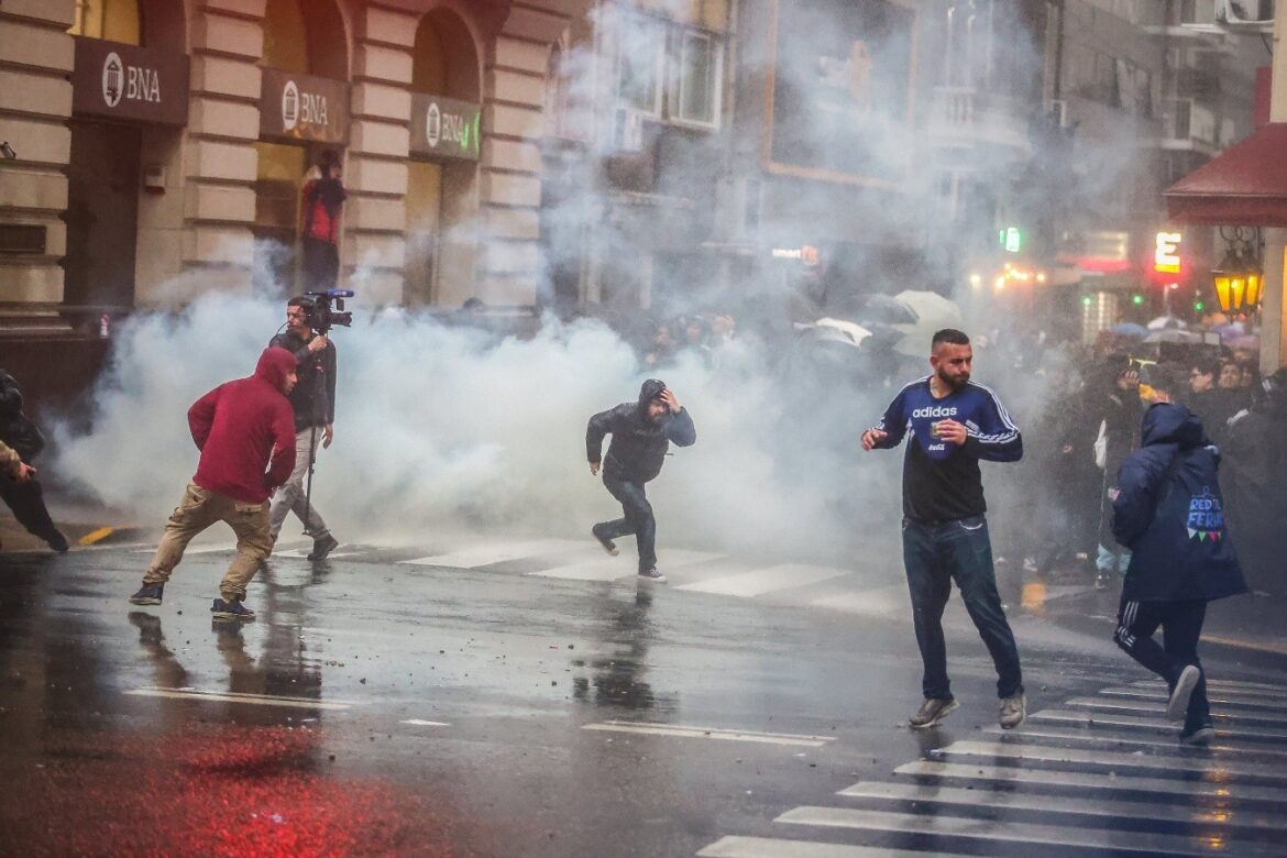 Brutal embestida oficial en el Congreso: el saldo del operativo represivo arroja 28 detenidos y cerca de 1500 damnificados por la actuación desmedida de las fuerzas federales