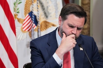 El Ultimátum de Teherán Sacude el Tablero Global: Irán Cierra el Estrecho de Ormuz y Desafía la Estrategia de Diálogo de Washington
