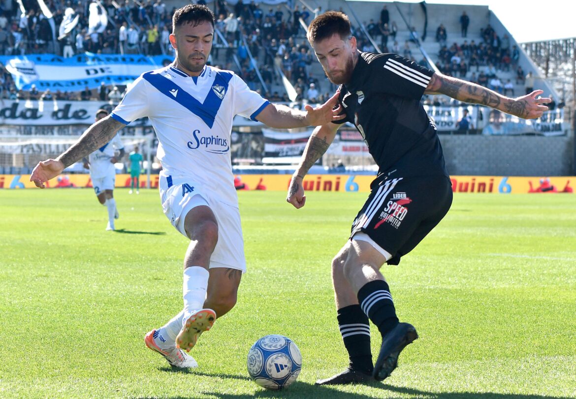El VAR siembra polémica en Villa Soldati: Riestra y Vélez firman un empate con sabor a injusticia