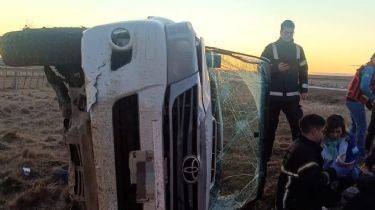 ESPECTACULAR VUELCO DE UNA CAMIONETA EN LA CIRCUNVALACIÓN DE RÍO GRANDE DEJA AL CONDUCTOR CON GRAVES LESIONES
