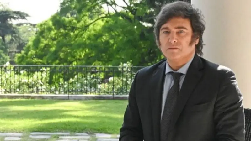 Milei denuncia un supuesto espionaje interno en Olivos y reemplaza al personal civil por militares