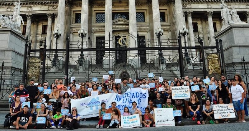 La pesadilla de los hipotecados UVA: de deber 3 millones a más de 200, con salarios que se derrumban y un gobierno que no atiende el reclamo