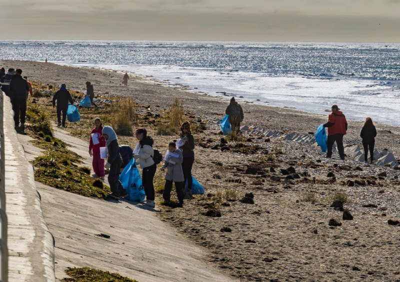 VECINOS Y VECINAS REALIZARON UNA JORNADA DE PLOGGING EN LA COSTA DE LA CIUDAD