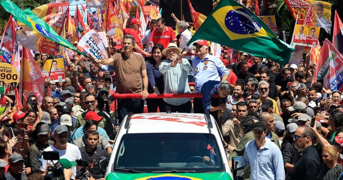 Lula desafía a las apuestas y al bolsonarismo en el tramo final de la campaña brasileña