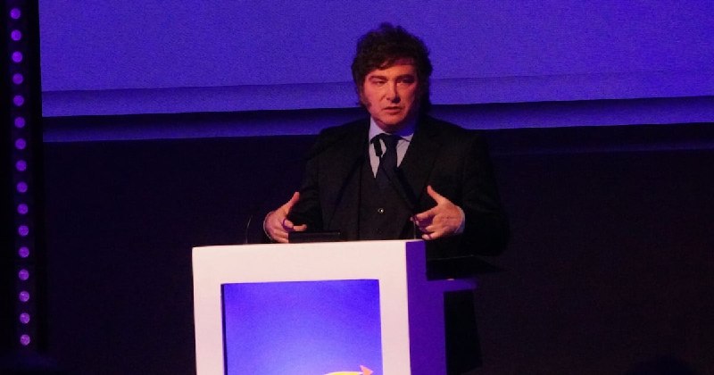Milei, en la cumbre de ultraderecha «Vientos de Cambio», equiparó la derrota electoral con un «suicidio social» y arremetió contra periodistas y opositores