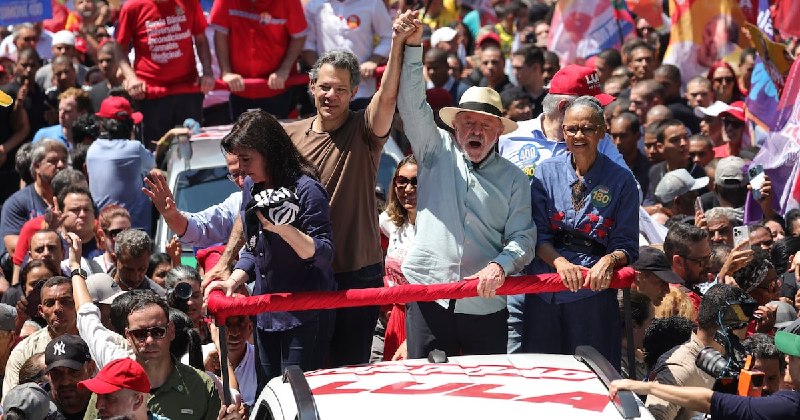 Lula ensancha su ventaja frente a Flávio Bolsonaro a pocos días de los comicios