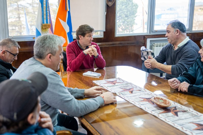 EL GOBERNADOR MELELLA RECIBIÓ A TAXISTAS DE USHUAIA Y ABORDÓ ALTERNATIVAS DE ACOMPAÑAMIENTO AL SECTOR