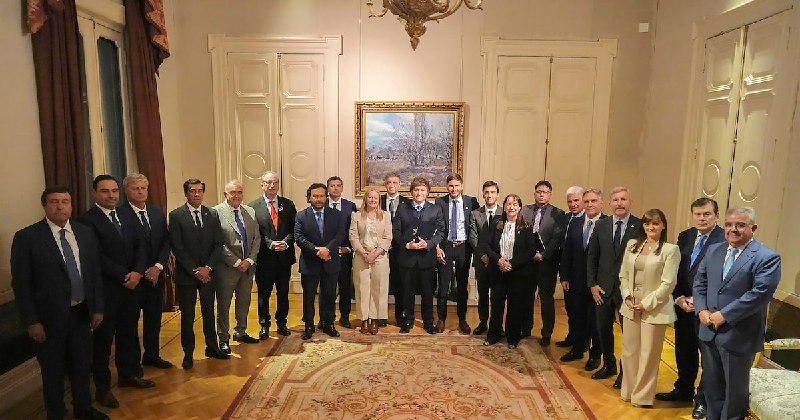 Milei viaja a París con gobernadores y la sombra de las PASO en el horizonte