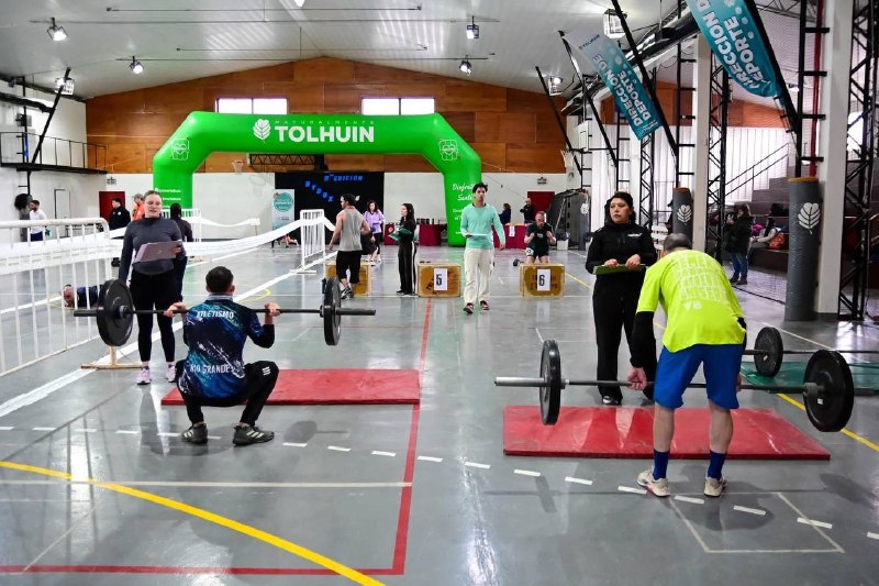HYROX reunió a atletas en categorías Pro y Amateur en TolhuinLa Ciudad del Corazón de la Isla fue sede de una nueva jornada de HYROX, una competencia que combinó fuerza, resistencia y superación personal, con participación de atletas en las categorías Pro y Amateur.