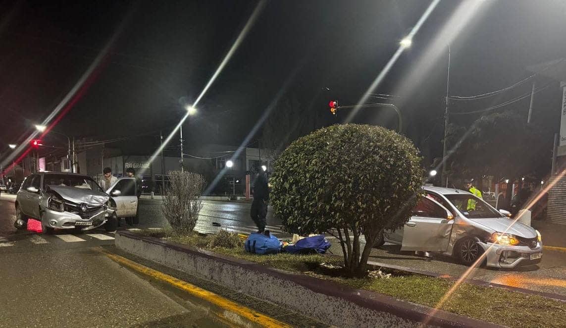 Colisión entre dos vehículos en el cruce de Belgrano y Perito Moreno dejó varios heridos