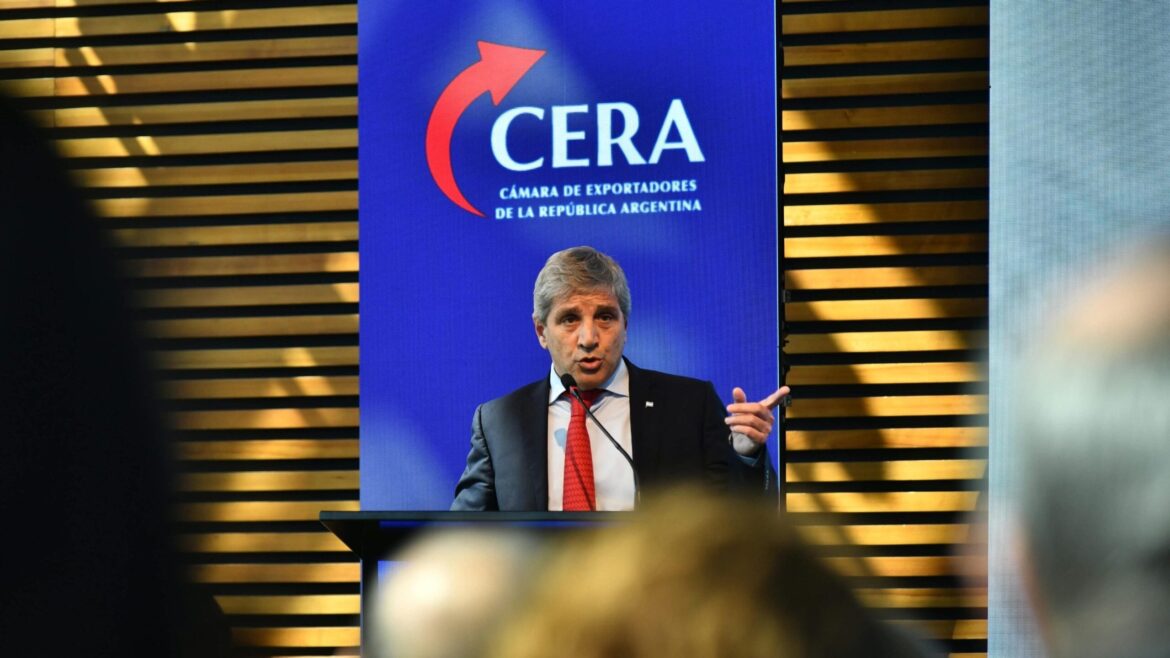 Caputo pidió aplausos para su gestión fiscal y generó un momento incómodo en pleno anuncio económico