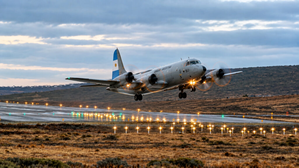 El P-3C Orion de la Armada Argentina volvió a surcar los cielos de Río Grande: adiestramiento y vigilancia marítima en la Patagonia austral