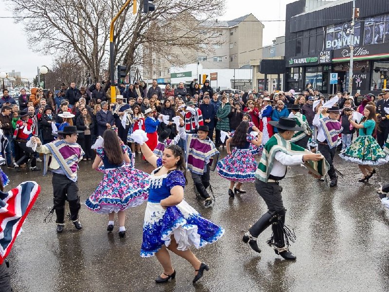EL MUNICIPIO ACOMPAÑÓ AL PUEBLO CHILENO EN EL ACTO POR EL 216° ANIVERSARIO DE SU INDEPENDENCIA