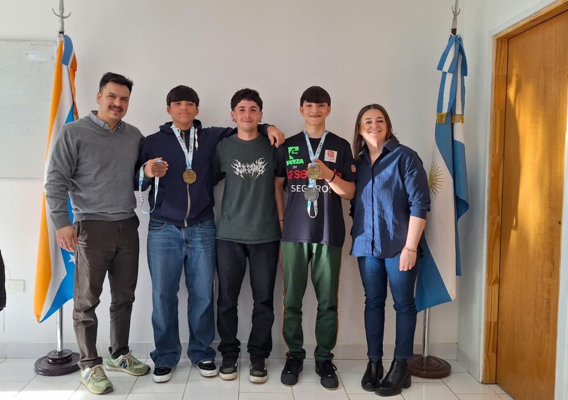 GOBIERNO RECIBIÓ A DEPORTISTAS FUEGUINOS QUE SE CONSAGRARON EN EL NACIONAL DE SCOOTERING