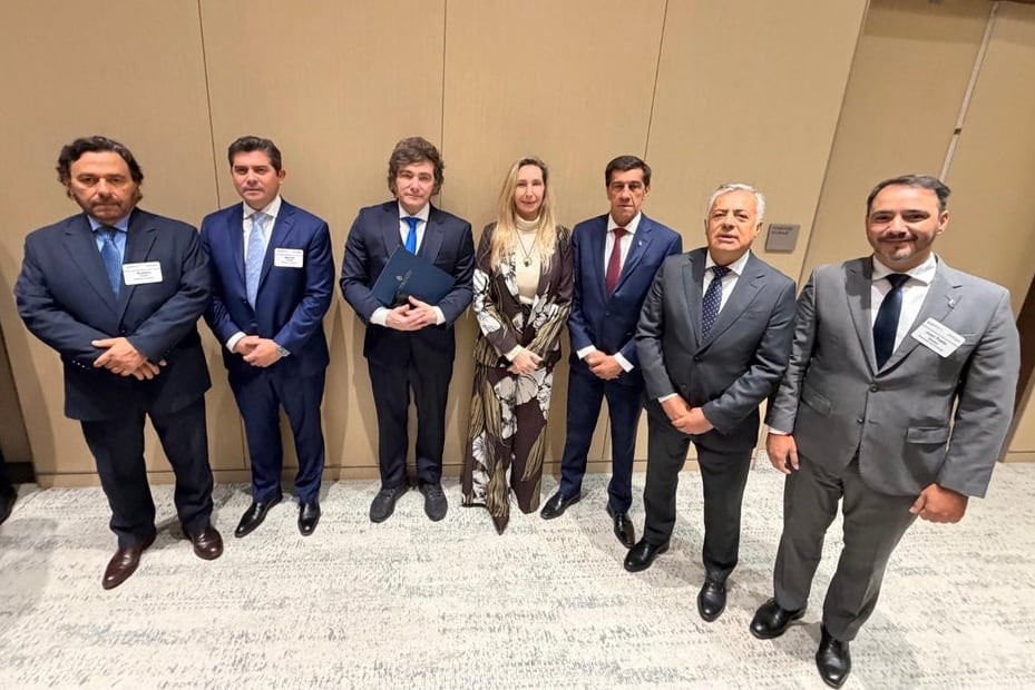 Milei viaja a París con gobernadores y empresarios en busca de inversiones, mientras la agenda legislativa y las tensiones políticas marcan el ritmo