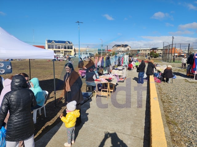 Una feria sin alquiler: la respuesta espontánea de vecinos desocupados que ya reúne a casi medio centenar de emprendedores en la Plaza de los Onas