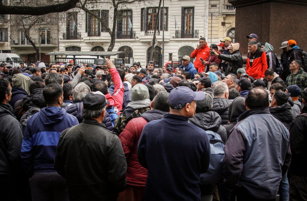 El colapso de Granja Tres Arroyos deja en la calle a 450 operarios y reaviva la lucha por una fábrica recuperada