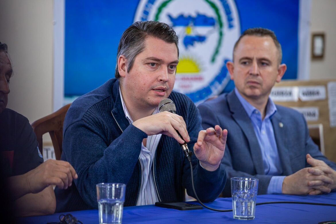 Pérez cruzó a Milei por su discurso sobre Malvinas y advirtió que la soberanía “no se defiende con una Tierra del Fuego despoblada”