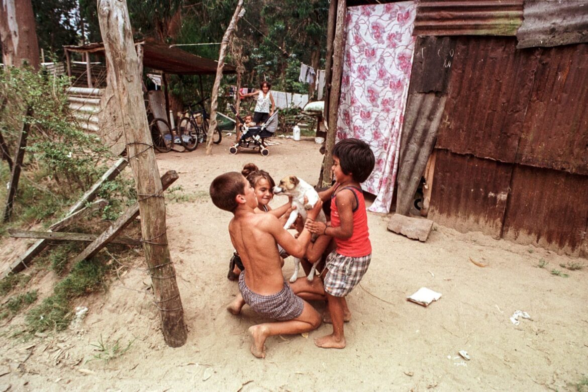 La pobreza se expande y castiga con dureza a los extremos de la vida social
