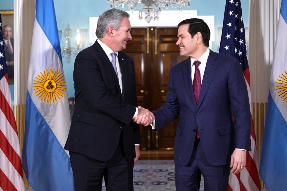 Polémica por el hermetismo del Gobierno: Quirno se niega a revelar su discurso en la cumbre antiizquierda de Trump
