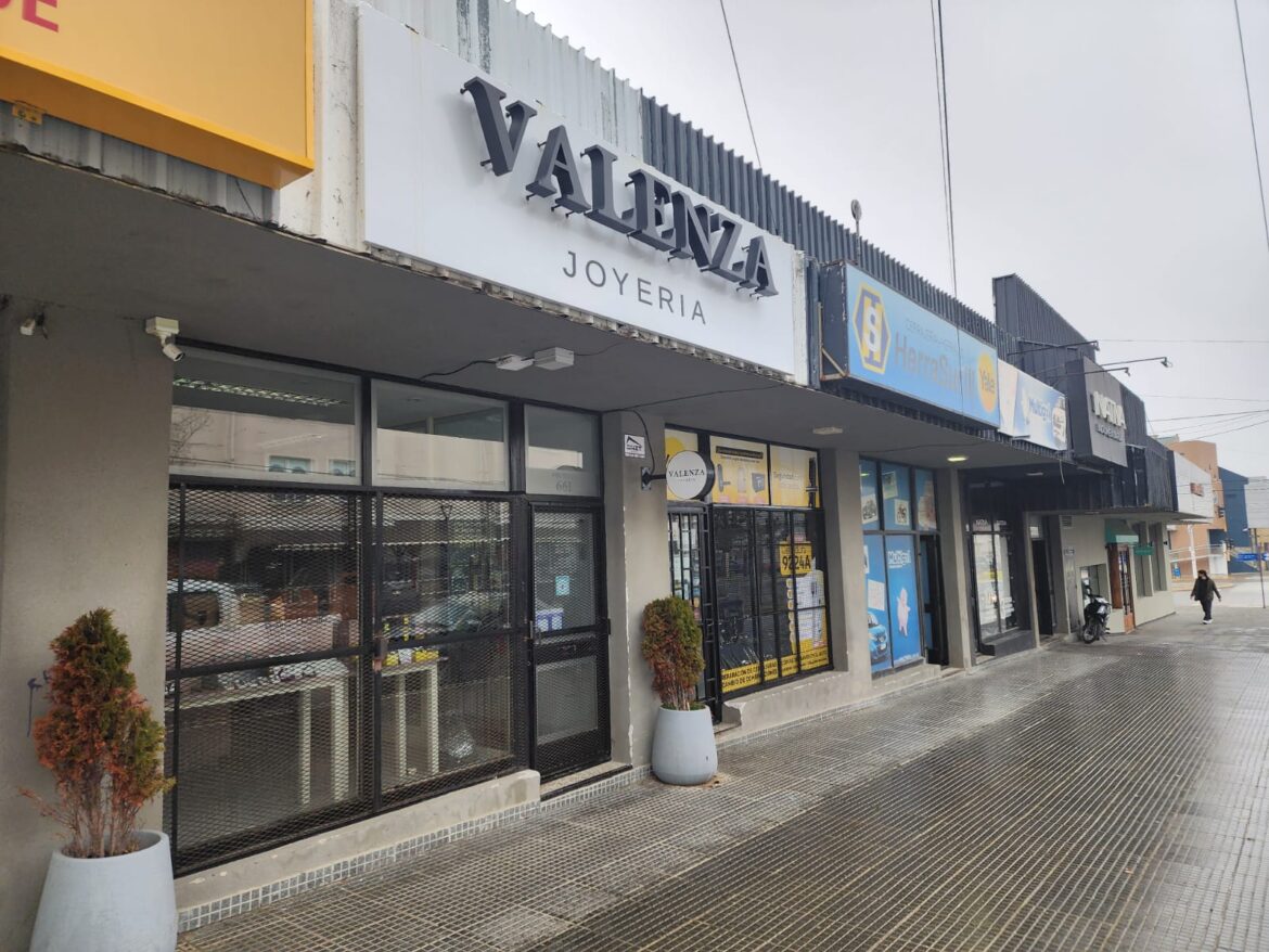Asalto millonario en pleno centro de Río Grande: delincuentes encapuchados se llevaron joyas por 30 millones de pesos