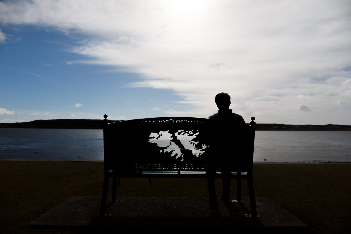 Argentina radica denuncia penal por vuelos clandestinos entre las islas Malvinas y territorio chileno