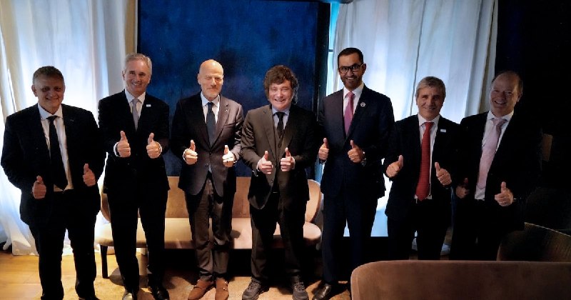 Entre lujos parisinos y escombros industriales: el viaje que expone las tensiones del modelo libertario