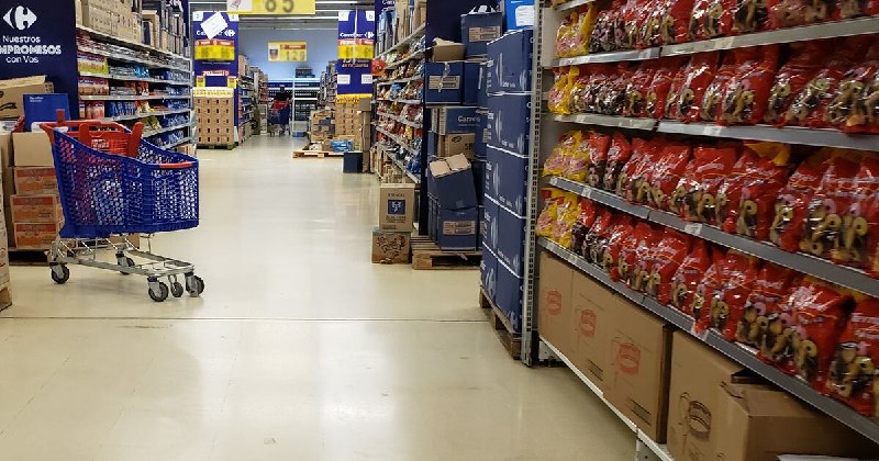 La economía de Milei se encamina hacia un cierre de año crítico: caída del consumo, inflación persistente y señales de agotamiento en el modelo