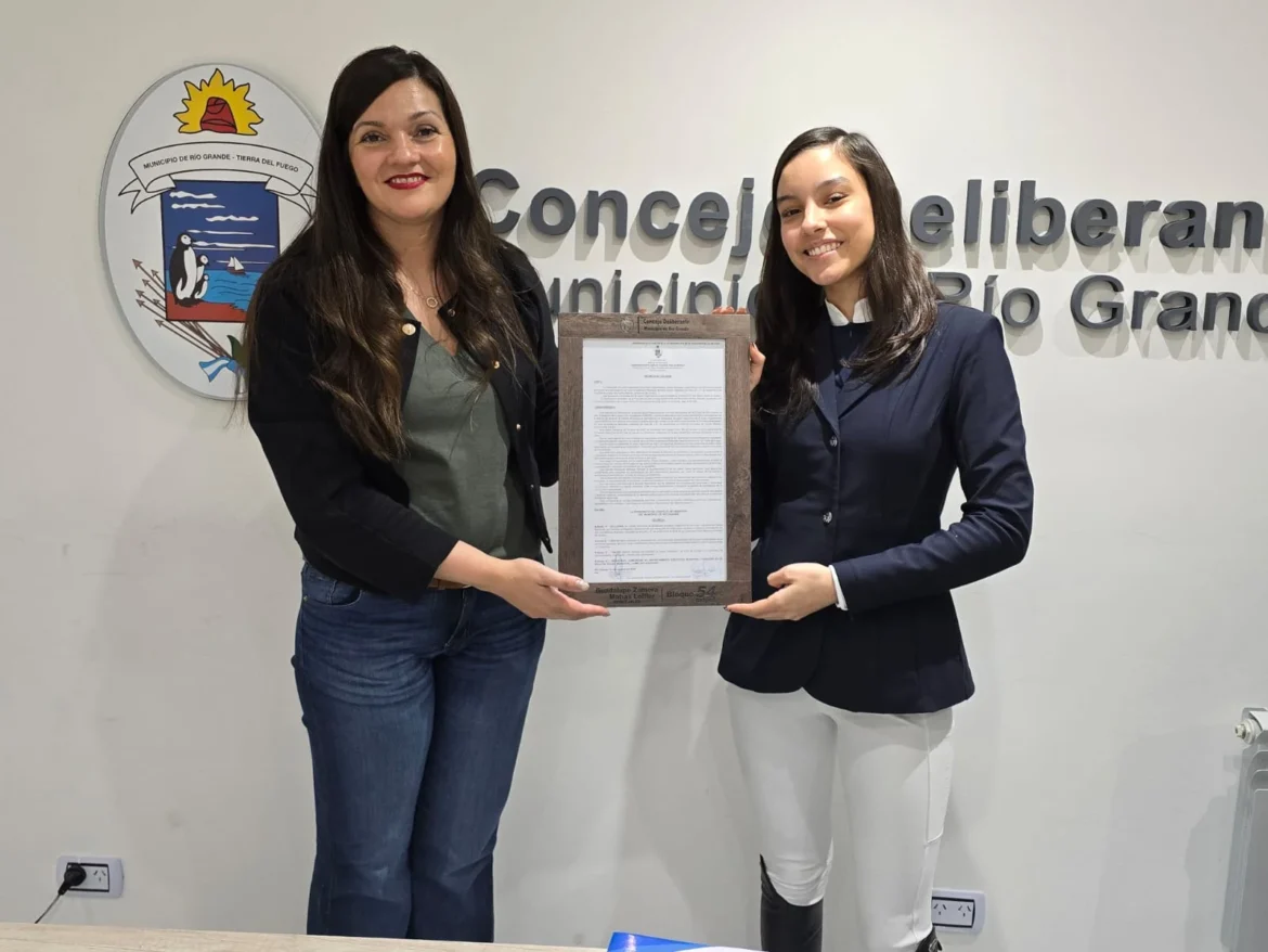 Juana Sandoval fue distinguida por el Concejo Deliberante tras consagrarse campeona en salto hípico