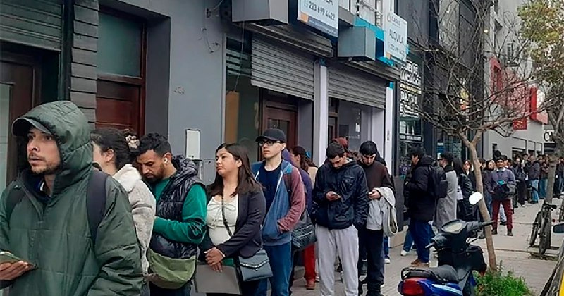 El país de las colas interminables: la desesperada búsqueda de empleo que retrata la crisis