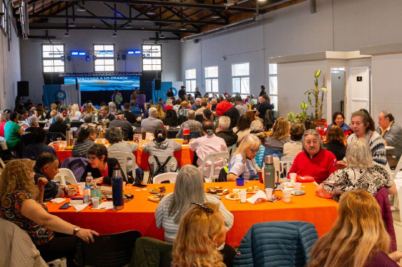 MÁS DE 150 PERSONAS MAYORES PARTICIPARON DE UNA JORNADA DE ENCUENTRO Y CELEBRACIÓN EN EL PASEO DEL MUELLE