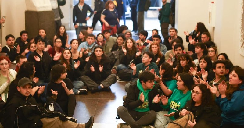 Estudiantes universitarios denuncian represión y campaña de deslegitimación tras sentada pacífica en la Secretaría de Educación