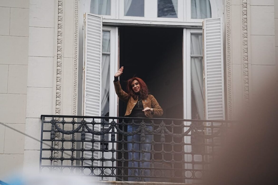 Cristina Kirchner saludó a la militancia desde su balcón en Constitución durante los actos por el Día de la Lealtad