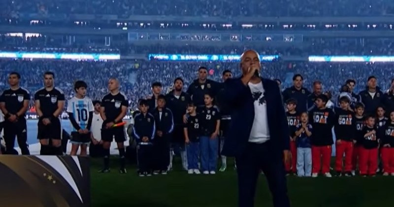 El himno de un excombatiente y el trapo de Malvinas cerraron el homenaje a Messi en el Monumental