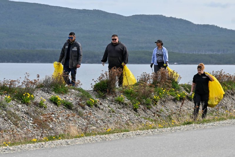 El Municipio realizó una jornada de limpieza en la cabecera del lago Fagnano