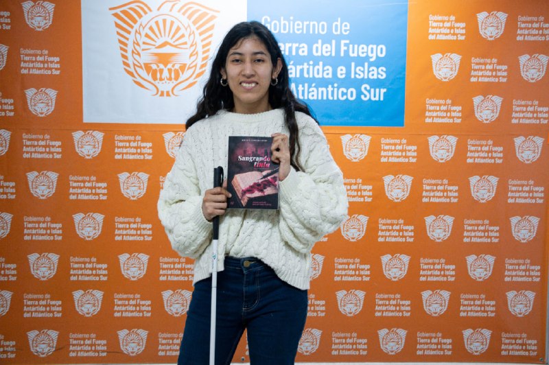 ROCÍO LEDESMA DURÉ PRESENTA SU PRIMER LIBRO “SANGRANDO TINTA” EN EL PASEO DEL MUELLE “MINGO GUTIÉRREZ”