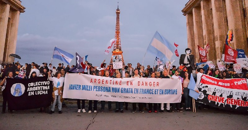 Protesta multitudinaria en París contra la visita de Milei: reclamos por políticas neoliberales y denuncias de violaciones a los derechos humanos