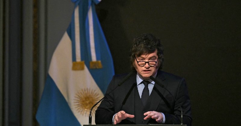 Milei minimiza el riesgo de una corrida cambiaria y respalda a Caputo en medio de versiones sobre su salida
