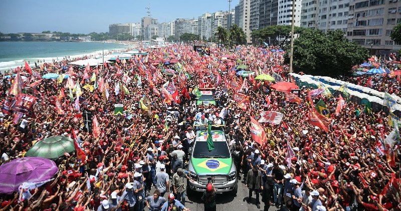 Brasil se juega su futuro en un balotaje reñido entre Lula y Flavio Bolsonaro