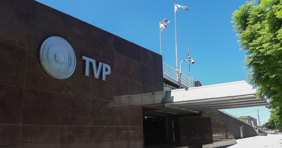 El Gobierno reniega de la TV Pública y la rebautiza Canal 7 en una maniobra que busca borrar un pasado que no puede clausurar